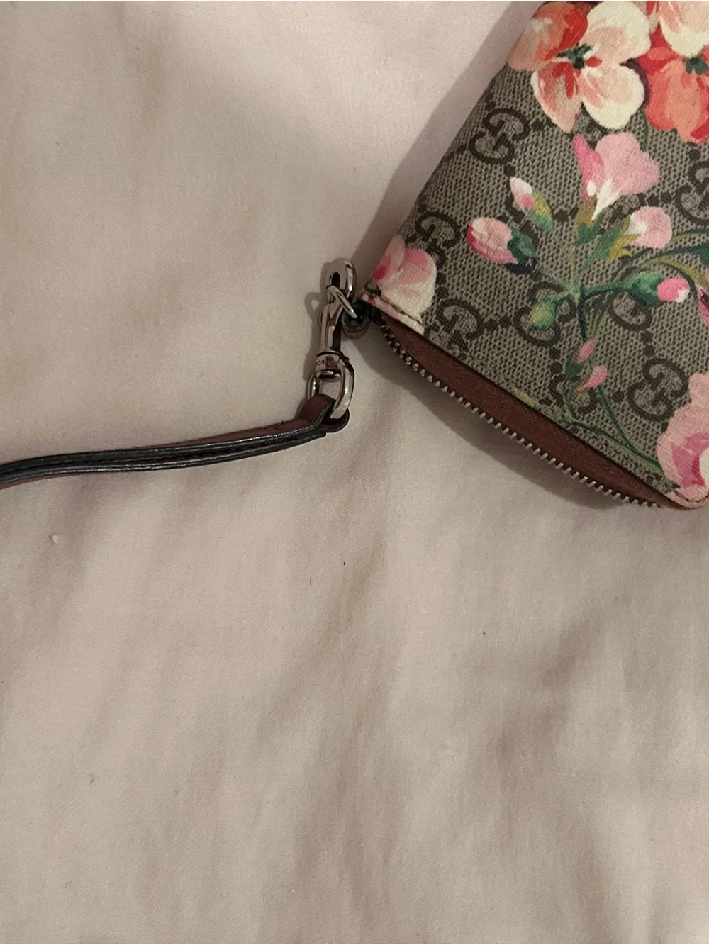 Gucci Floral GG Zip-Around Wallet in Beige with Pink and Red Accents - Picture 7 of 8